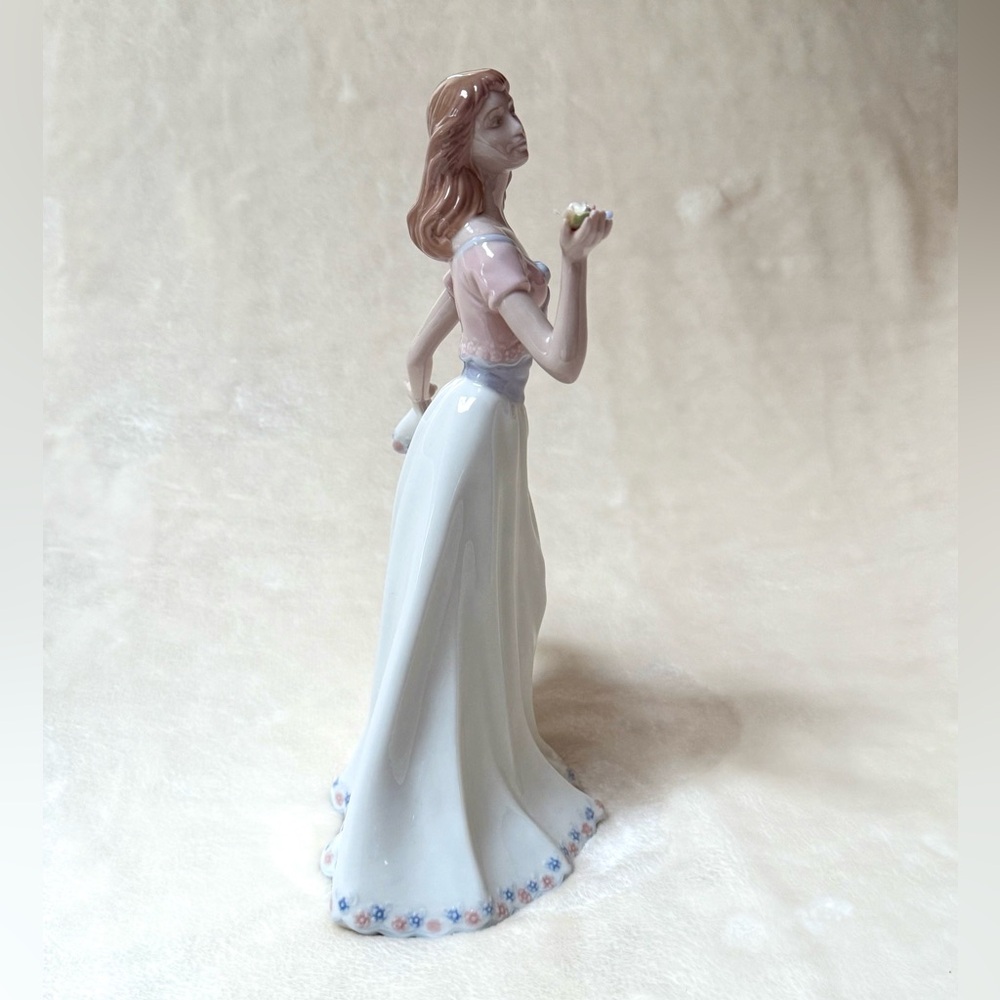 Nadal Porcelain Figurine “ Lady with flowers in Blue and Pink Accents. - Picture 8 of 11